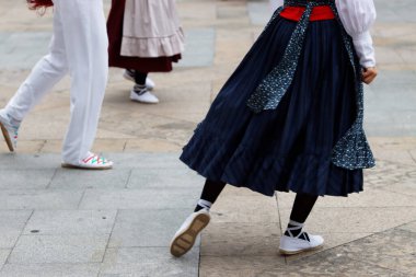 Sokakta Bask halk dansı gösterisi