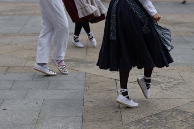 Sokakta Bask halk dansı gösterisi