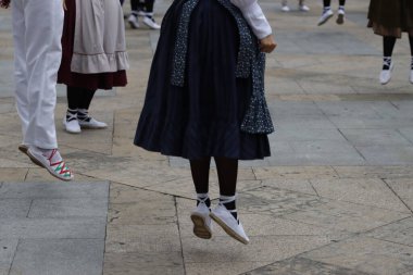 Sokakta Bask halk dansı gösterisi