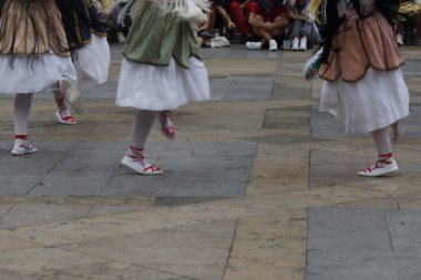 Sokakta Bask halk dansı gösterisi