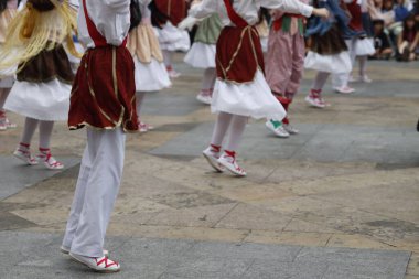 Sokakta Bask halk dansı gösterisi