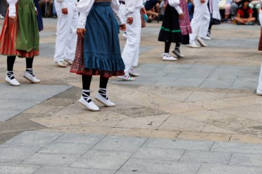 Sokakta Bask halk dansı gösterisi