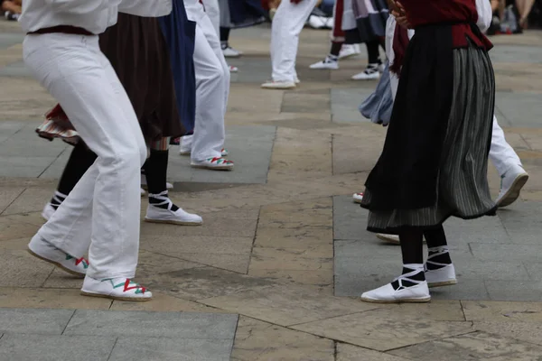 Sokakta Bask halk dansı gösterisi