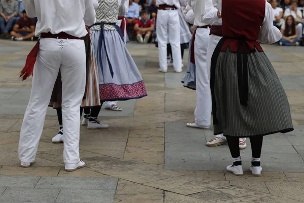 Sokakta Bask halk dansı gösterisi