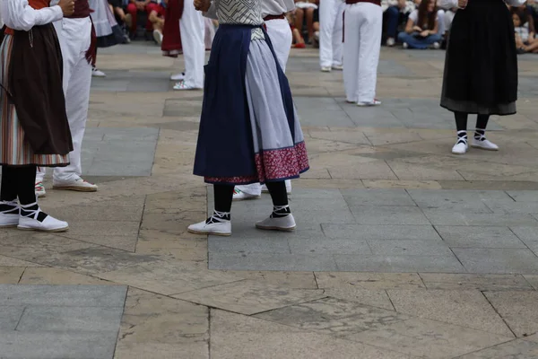 Sokakta Bask halk dansı gösterisi