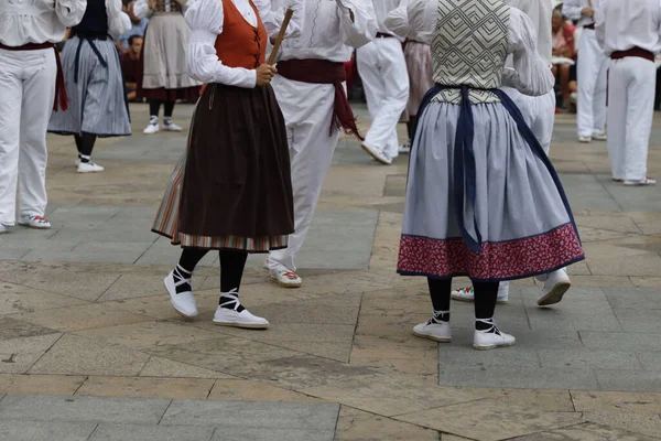 Sokakta Bask halk dansı gösterisi