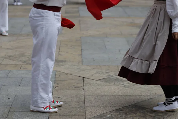 Sokakta Bask halk dansı gösterisi