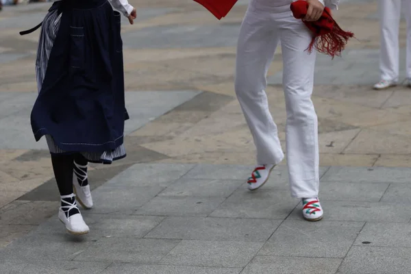 Sokakta Bask halk dansı gösterisi