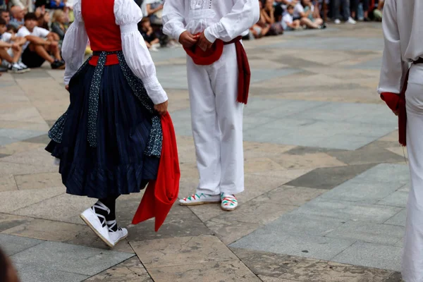 Sokakta Bask halk dansı gösterisi