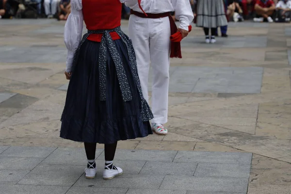 Sokakta Bask halk dansı gösterisi