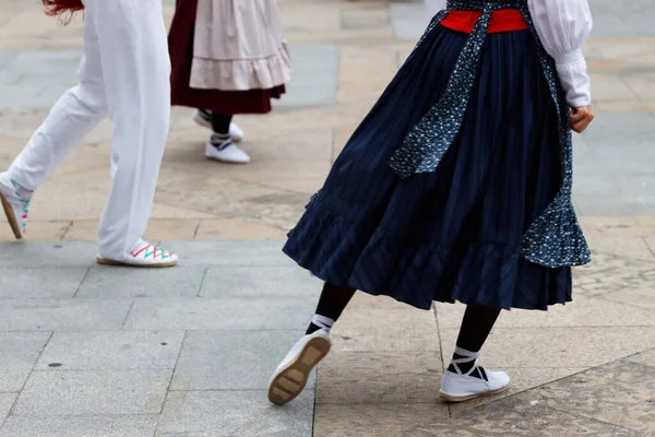 Sokakta Bask halk dansı gösterisi