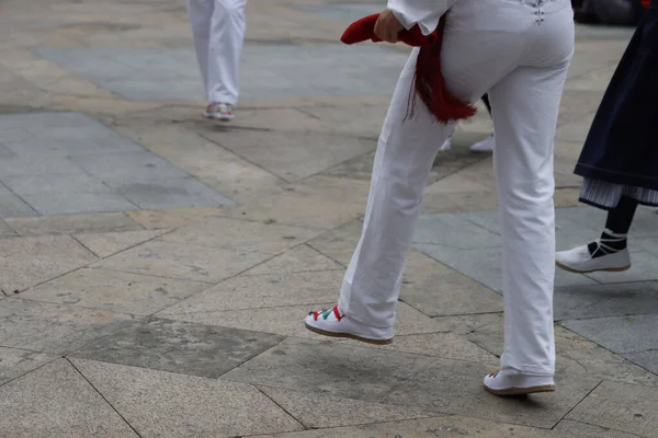 Sokakta Bask halk dansı gösterisi