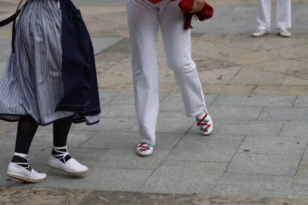 Sokakta Bask halk dansı gösterisi