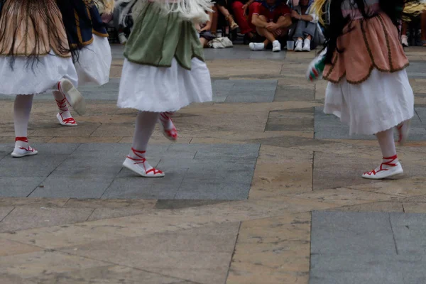 Sokakta Bask halk dansı gösterisi