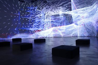 Sanat müzesini ziyaret et.