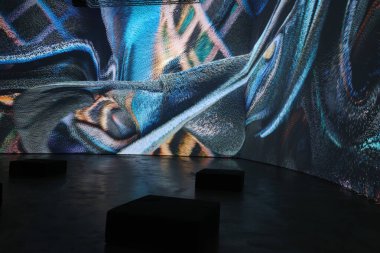 Sanat müzesini ziyaret et.