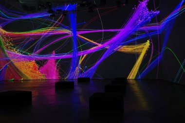 Sanat müzesini ziyaret et.