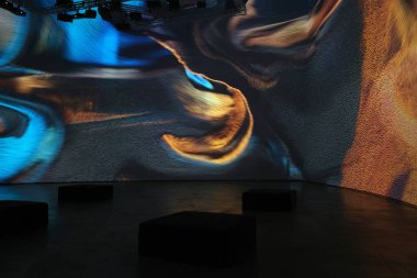 Sanat müzesini ziyaret et.