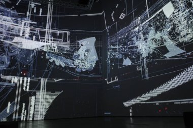 Sanat müzesini ziyaret et.