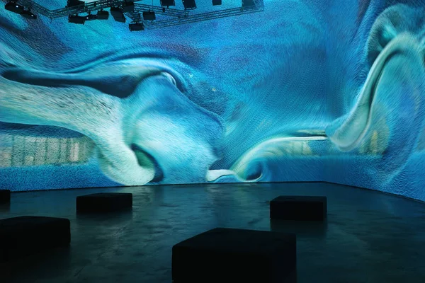 Sanat müzesini ziyaret et.