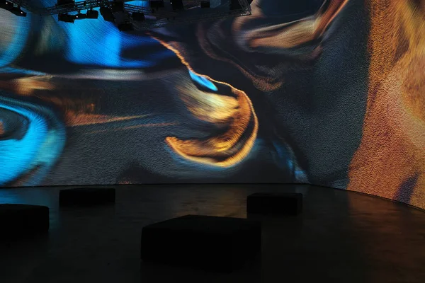 Sanat müzesini ziyaret et.