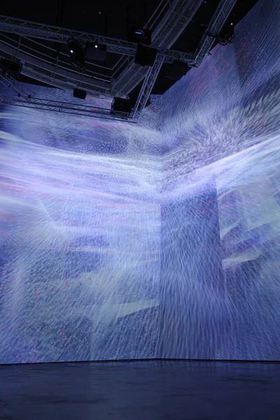 Sanat müzesini ziyaret et.