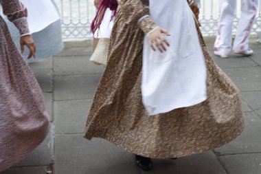 Bask halk dansçıları sokaklarda yürüyor.