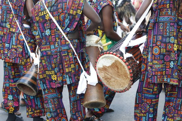 Bir festival sırasında Kenyalı davulcular