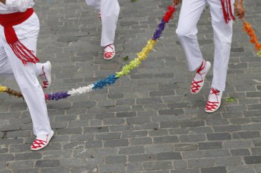 Bir gösteri sırasında Bask halk dansçıları