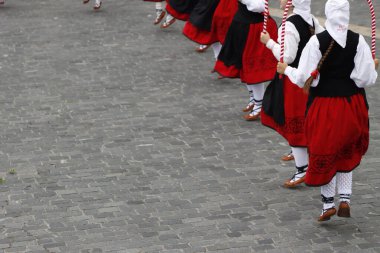 Bir gösteri sırasında Bask halk dansçıları