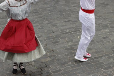 Bir gösteri sırasında Bask halk dansçıları