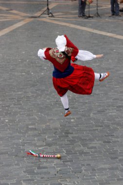 Bir gösteri sırasında Bask halk dansçıları