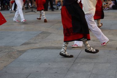 Bir festivalde Bask halk dansı gösterisi