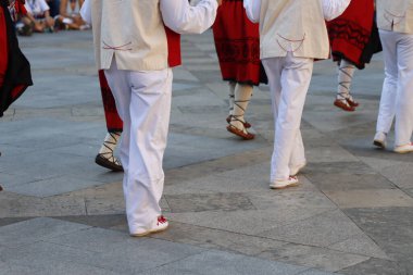 Bir festivalde Bask halk dansı gösterisi