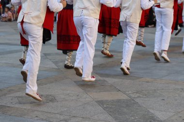 Bir festivalde Bask halk dansı gösterisi