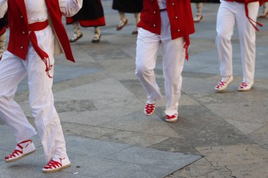 Bir festivalde Bask halk dansı gösterisi