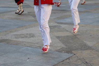 Bir festivalde Bask halk dansı gösterisi
