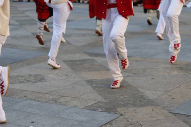 Bir festivalde Bask halk dansı gösterisi