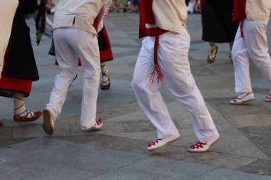 Bir festivalde Bask halk dansı gösterisi