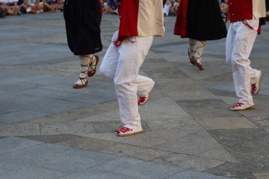 Bir festivalde Bask halk dansı gösterisi