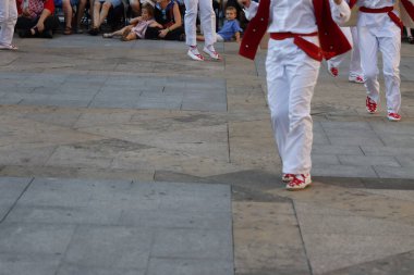 Bir festivalde Bask halk dansı gösterisi