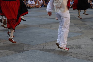 Bir festivalde Bask halk dansı gösterisi