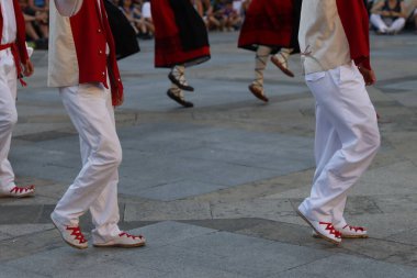 Bir festivalde Bask halk dansı gösterisi