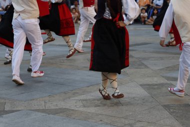 Bir festivalde Bask halk dansı gösterisi