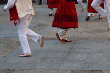 Bir festivalde Bask halk dansı gösterisi