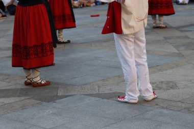 Bir festivalde Bask halk dansı gösterisi