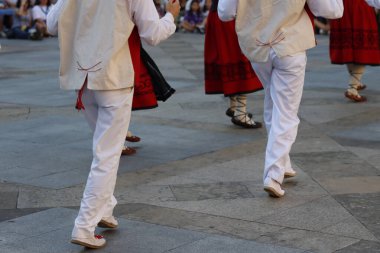 Bir festivalde Bask halk dansı gösterisi