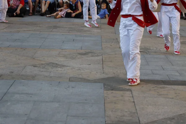 Bir festivalde Bask halk dansı gösterisi