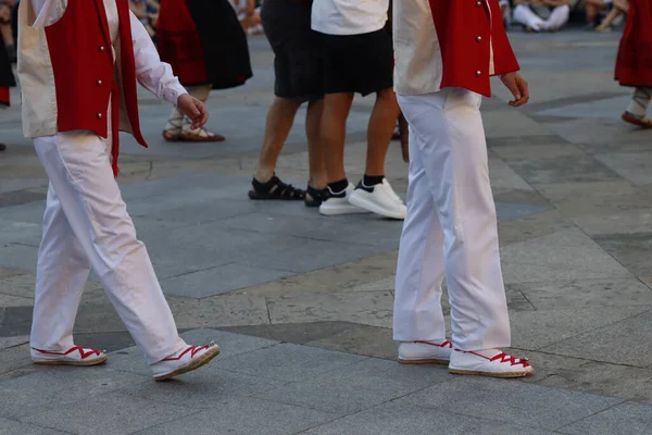 Bir festivalde Bask halk dansı gösterisi