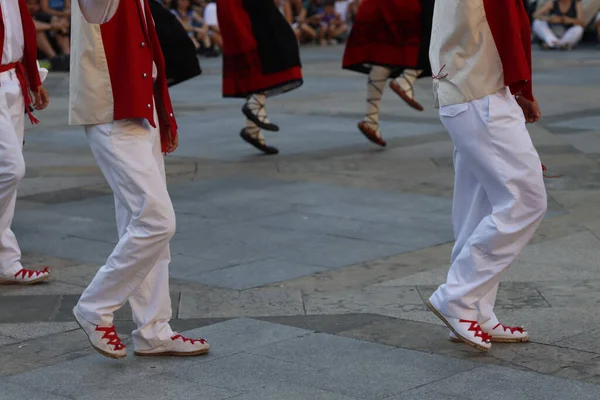 Bir festivalde Bask halk dansı gösterisi